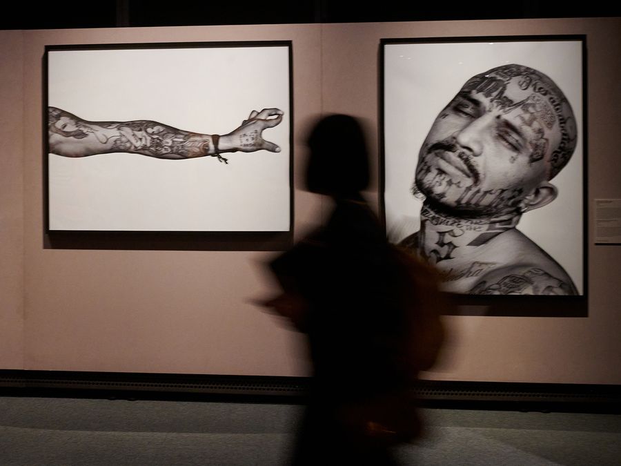 La muestra Tattoo. Arte bajo la piel analiza los usos del tatuaje en distintas épocas y culturas y el papel social que desempeña esta práctica ancestral. Foto: Fundación CaixaForum, Tino Gil