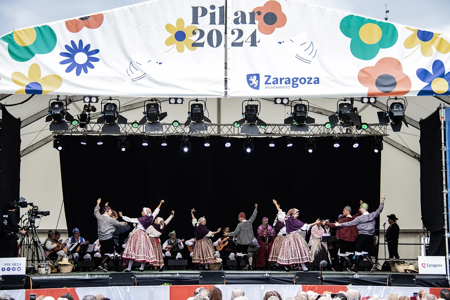 Jotas en la Plaza del Pilar. Fiestas del Pilar 2024. Foto, ZARAGOZALA.com