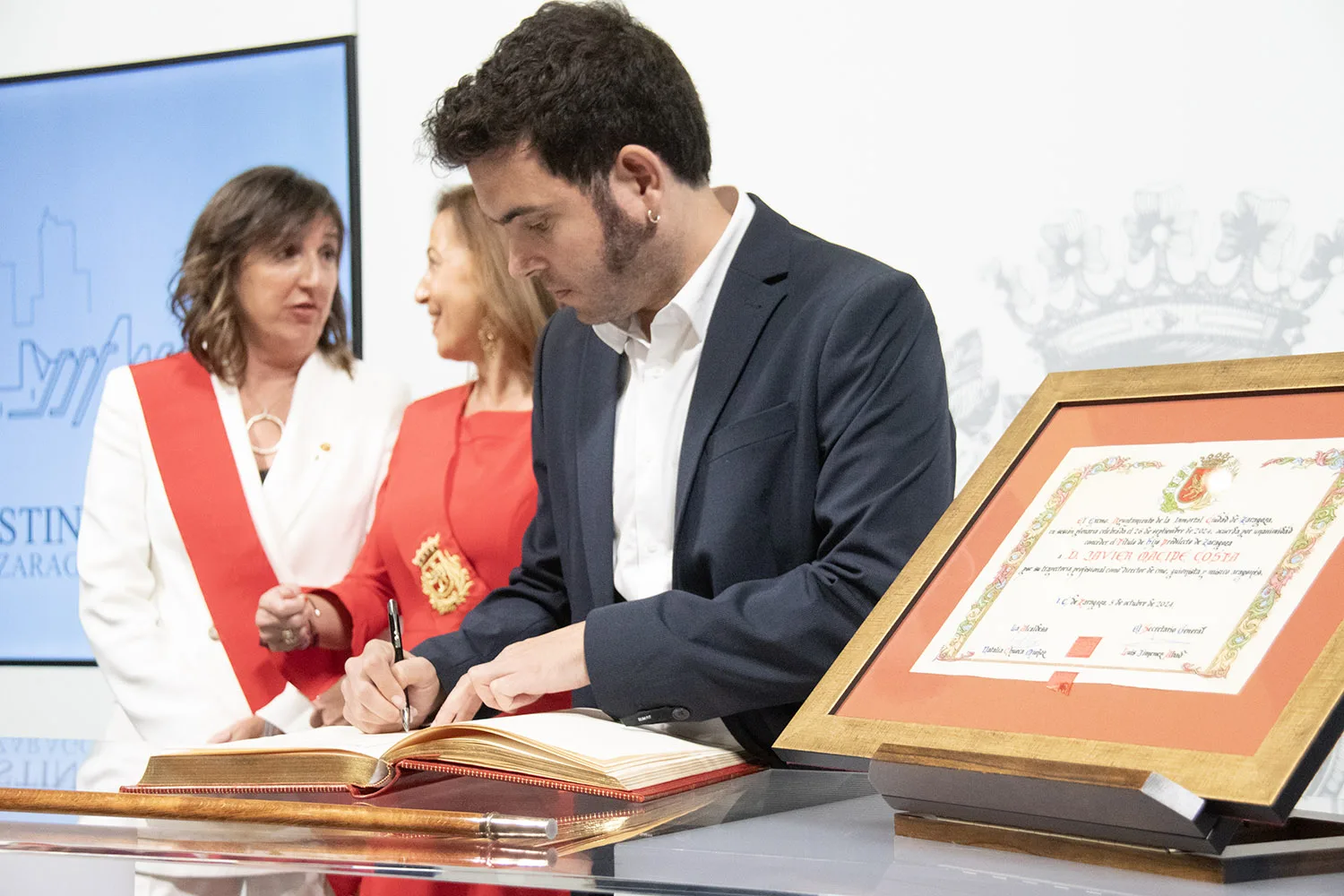 Javier Macipe Hijo Predilecto Zaragoza Javier Macipe no Está Reñido Llevar Patillas Y Creer En La Virgen Del Pilar Zaragozala Qué Hacer En Zaragoza