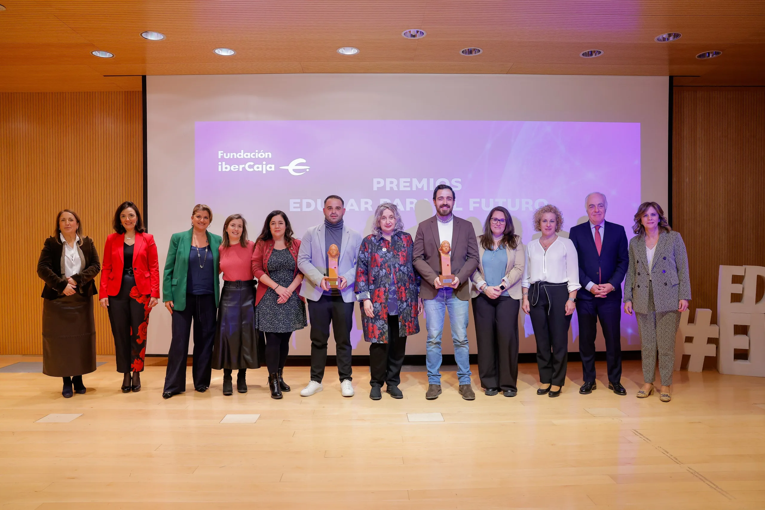 Foto De Familia Con Los Ganadores De La Ii Edición De Los Premios Educar Para El Futuro