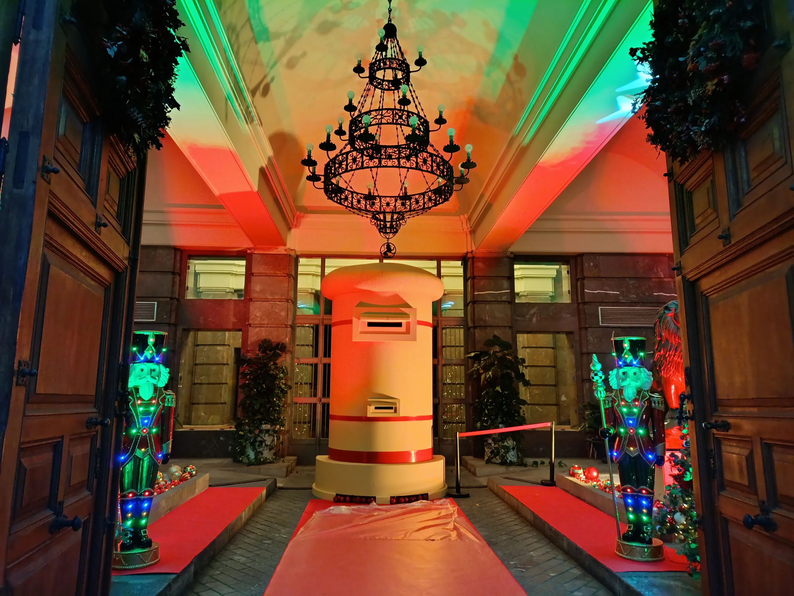 Buzon Real Navidad En Zaragoza Buzón Real En El Zaguán Del Ayuntamiento De Zaragoza Zaragozala Qué Hacer En Zaragoza
