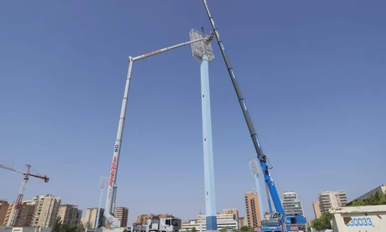 La Nueva Romareda Avanza Con El Derribo De Las Torres De Iluminación Zaragozala Qué Hacer En Zaragoza