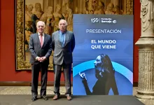 Two Men in Suits Stand on a Stage Beside a Blue Banner Reading presentaciÓn El Mundo Que Viene Zaragozala | Agenda Cultural Ocio Y Planes En Zaragoza Página 1400 Zaragozala Qué Hacer En Zaragoza