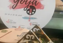 Round poster advertising the VI edition of La Tapa de Goya, with paint brush graphic and 'Arte Tapas' text.