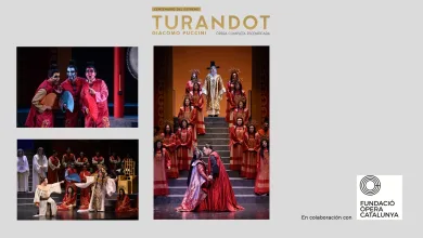 Group of Performers in Red Costumes with Fans on a Theatre Stage Lip synced Expressions Mid scene turandot Zaragoza Celebrará El Centenario De Turandot Con Una Gran Producción En La Sala Mozart Zaragozala   Qué Hacer En Zaragoza