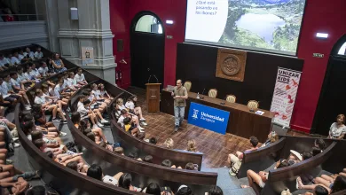Speaker at a Podium Addressing a Large Student Audience in a Curved Tiered University Auditorium for a Lecture Unizar Kids 2026 Abordará El Eclipse Solar La Ia Y El Futuro Del Planeta Con Escolares De Aragón Zaragozala Qué Hacer En Zaragoza