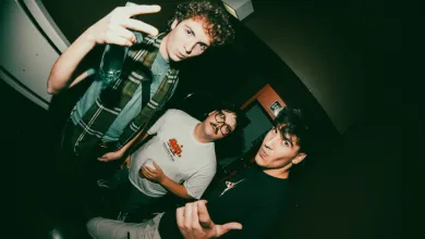 Three Young Men at a Dim Club Pose for the Camera the Foreground Man Flinks a Peace Sign and Holds a Bottle Harinera Zgz Busca Nuevas Propuestas Culturales Para Su Programación De Otoño De 2026 Zaragozala   Qué Hacer En Zaragoza
