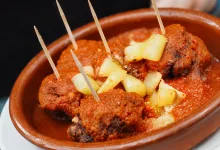 Meatballs in Red Tomato Sauce Topped with Pineapple Chunks Served in a Terracotta Dish with Toothpicks Las Albóndigas Con truco De Este Bar De El Tubo Que Están Sorprendiendo En Zaragoza Zaragozala   Qué Hacer En Zaragoza