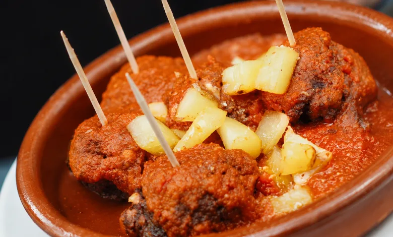 Meatballs in Red Tomato Sauce Topped with Pineapple Chunks Served in a Terracotta Dish with Toothpicks Las Albóndigas Con truco De Este Bar De El Tubo Que Están Sorprendiendo En Zaragoza Zaragozala   Qué Hacer En Zaragoza