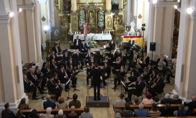Orchestra Performing a Concert Inside a Church with a Conductor in Front Brass and Woodwind Players in Formal Attire Audience Seated in Pews La Banda Municipal De Gallur Dedica Un Concierto Monográfico a José Antonio Bellido Alcega Zaragozala Qué Hacer En Zaragoza