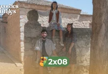 Cover image for the show Acordes Rurales, episode 2x08, with three people in vintage clothing posing on a stone wall in a sunny village.