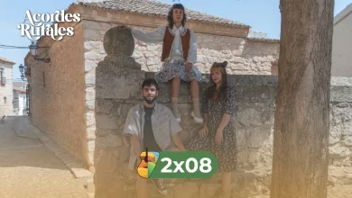 Cover image for the show Acordes Rurales, episode 2x08, with three people in vintage clothing posing on a stone wall in a sunny village.