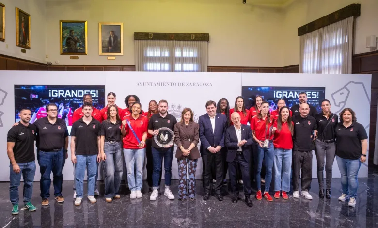 Group of About 25 People Posing on a Stage for a Zaragoza City Ceremony Some in Red Shirts with Trophies and Banners Behind Them Zaragoza Homenajea Al Casademont Tras Una Temporada Histórica En Europa Zaragozala   Qué Hacer En Zaragoza