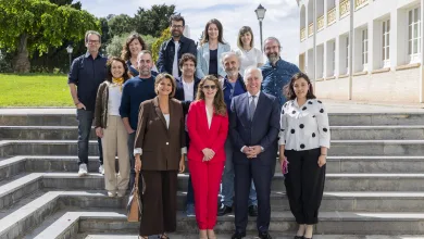 Group of 14 Adults Posing on Outdoor Stone Steps in Front of a White Building Smiling at the Camera During a Sunny Day Fundación Ibercaja Anuncia Los 25 Finalistas De docentes Referentes Zaragozala Qué Hacer En Zaragoza