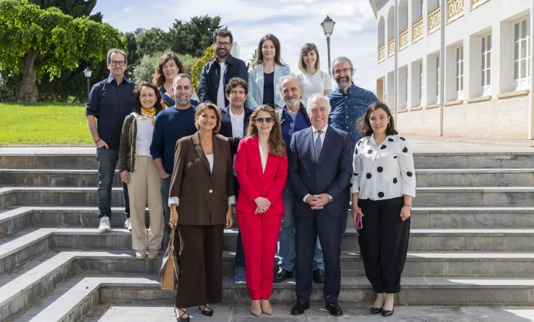 Group of 14 Adults Posing on Outdoor Stone Steps in Front of a White Building Smiling at the Camera During a Sunny Day Fundación Ibercaja Anuncia Los 25 Finalistas De docentes Referentes Zaragozala Qué Hacer En Zaragoza