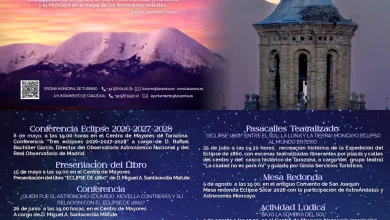Poster anunciando el eclipse solar en Tarazona, con una torre de iglesia, la luna grande y bloques de texto con el programa en español (mapa y fechas).