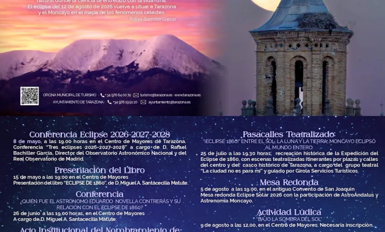 Poster anunciando el eclipse solar en Tarazona, con una torre de iglesia, la luna grande y bloques de texto con el programa en español (mapa y fechas).
