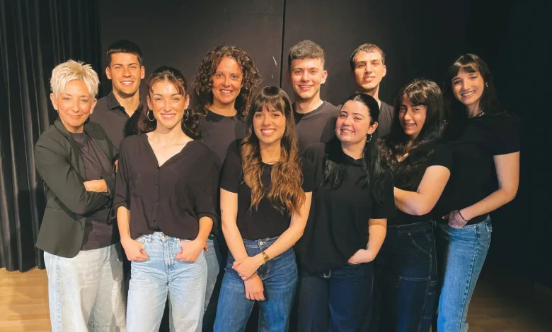 Group of People Posing for a Photo on a Stage with a Dark Backdrop Smiling and Wearing Black Tops and Jeans They Stand Close Together Some with Arms Around Each Other Zaragozala | Agenda Cultural Ocio Y Planes En Zaragoza Zaragozala   Qué Hacer En Zaragoza
