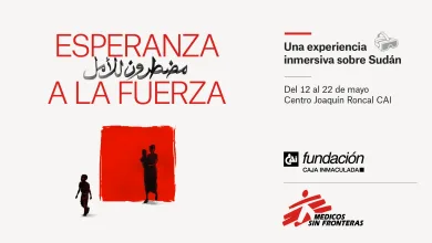 Promotional poster for an immersive Sudan exhibition titled 'Esperanza a la Fuerza' with event details and sponsor logos on a light background.