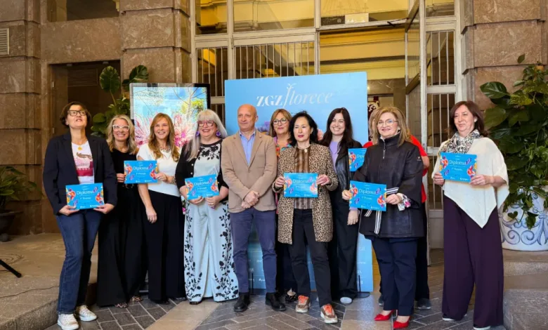 Group of People Posing with Blue Diplomas at a Ceremony Outside a Stone Building Los Escaparates Ganadores De Zaragoza Florece En Sus Barrios Zaragozala   Qué Hacer En Zaragoza