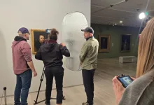 Museum Crew Filming a Portrait in an Art Gallery with a Large Reflector Tripod and People Adjusting the Setup Around a Framed Painting Zaragoza   Qué Hacer En Zaragoza Zaragozala   Qué Hacer En Zaragoza