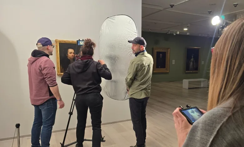Museum Crew Filming a Portrait in an Art Gallery with a Large Reflector Tripod and People Adjusting the Setup Around a Framed Painting Zaragoza   Qué Hacer En Zaragoza Zaragozala   Qué Hacer En Zaragoza