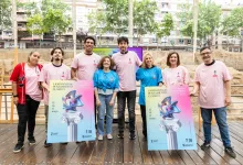 Eight people pose outdoors holding colorful event posters for I Jornadas de Pensamiento Clásico, with a construction site and trees in the background.