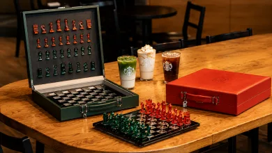 Open Green Chess Set on a Wooden Table with Red and Green Pieces a Red Case Sits Nearby and Three Starbucks Drinks Line Up Behind Them Starbucks Y Milfshakes Llevan El Ajedrez Al Coso Con Un Premio único Zaragozala   Qué Hacer En Zaragoza