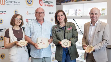 Four Adults Pose with Ceramic Plates at a Zaragoza Tourism Event Banners with Logos in the Background Zaragozala | Agenda Cultural Ocio Y Planes En Zaragoza Zaragozala   Qué Hacer En Zaragoza