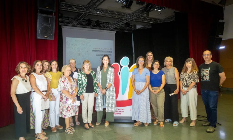 Group of Adults Posing Together on a Stage for a Photo with Red Curtains and a Colorful Cutout Display in Front Zaragoza Aprueba Un Plan Contra La Soledad En Los Mayores Zaragozala Qué Hacer En Zaragoza