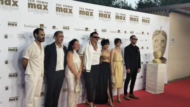 Eight People in Formal and Semi formal Attire Pose on a Red Carpet at an Awards Ceremony with a White Branded Backdrop Featuring premios Max Logos and a Sculpture on the Right La Artista Zaragozana Elisa Forcano Galardonada Con Un Premio Max De Teatro Zaragozala   Qué Hacer En Zaragoza