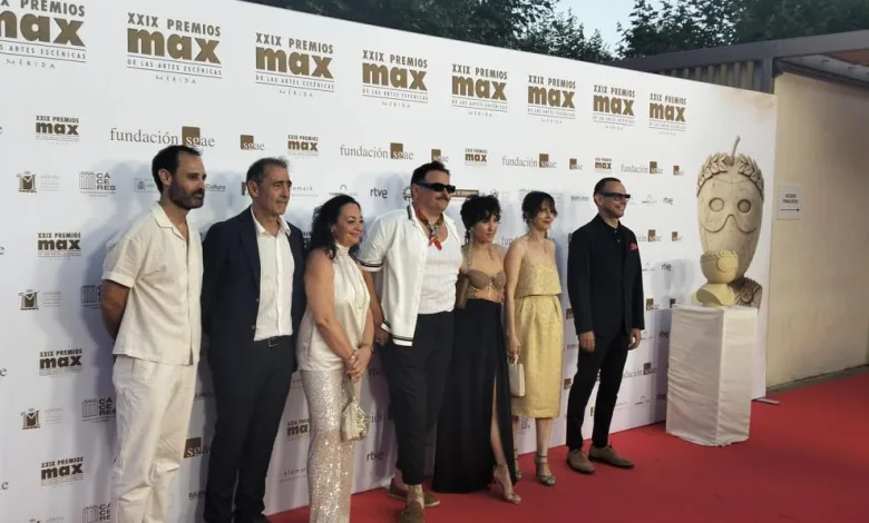 Eight People in Formal and Semi formal Attire Pose on a Red Carpet at an Awards Ceremony with a White Branded Backdrop Featuring premios Max Logos and a Sculpture on the Right La Artista Zaragozana Elisa Forcano Galardonada Con Un Premio Max De Teatro Zaragozala Qué Hacer En Zaragoza
