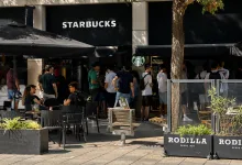 Crowd Lines Up Outside a Starbucks Cafe with Outdoor Seating Under Large Umbrellas and a Rodilla Sign Nearby on the Sidewalk Zaragozala | Agenda Cultural Ocio Y Planes En Zaragoza   Página 1416 Zaragozala   Qué Hacer En Zaragoza
