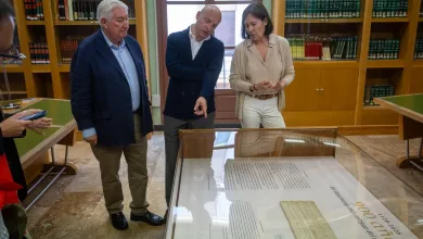 Three Adults Gather Around a Glass Display Case in a Library Examining a Large Document Zaragozala | Agenda Cultural Ocio Y Planes En Zaragoza Zaragozala   Qué Hacer En Zaragoza
