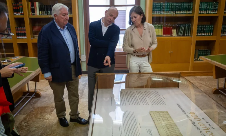 Three Adults Gather Around a Glass Display Case in a Library Examining a Large Document Zaragozala | Agenda Cultural Ocio Y Planes En Zaragoza Zaragozala Qué Hacer En Zaragoza