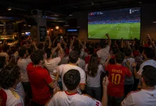 Crowded Sports Bar Crowd Cheering at a Soccer Match on a Large Screen Many Wearing Spain Jerseys and Raising Fists and Drinks in Celebration Zaragozala | Agenda Cultural Ocio Y Planes En Zaragoza Zaragozala   Qué Hacer En Zaragoza