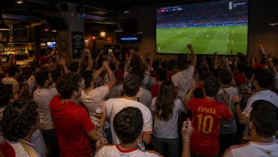 Crowded Sports Bar Crowd Cheering at a Soccer Match on a Large Screen Many Wearing Spain Jerseys and Raising Fists and Drinks in Celebration Zaragozala | Agenda Cultural Ocio Y Planes En Zaragoza Zaragozala   Qué Hacer En Zaragoza