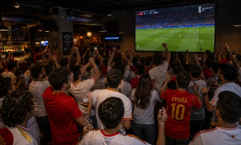 Crowded Sports Bar Crowd Cheering at a Soccer Match on a Large Screen Many Wearing Spain Jerseys and Raising Fists and Drinks in Celebration Zaragozala | Agenda Cultural Ocio Y Planes En Zaragoza Zaragozala   Qué Hacer En Zaragoza