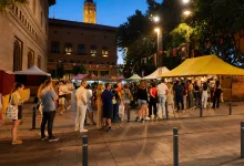 Evening Street Market with Colorful Tents and a Crowd Queuing at Stalls Under Warm Lights in a City Square El Bocadillo Más Buscado En El Mercado Medieval De Zaragoza 2026 Zaragozala   Qué Hacer En Zaragoza