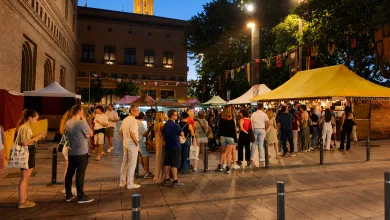 Evening Street Market with Colorful Tents and a Crowd Queuing at Stalls Under Warm Lights in a City Square Zaragozala | Agenda Cultural Ocio Y Planes En Zaragoza Zaragozala   Qué Hacer En Zaragoza