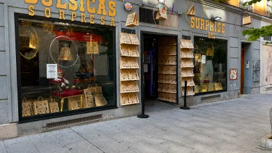 Shopfront with Large Yellow Signage Reading surprise Bag and bolsicas Sorresa store Selling Mystery Bags Brown Paper Bags Hung Outside and in Windows and Display Windows Showing Merchandise Zaragoza Estrena Tienda De Bolsicas Sorpresa Desde 8 Euros Zaragozala   Qué Hacer En Zaragoza