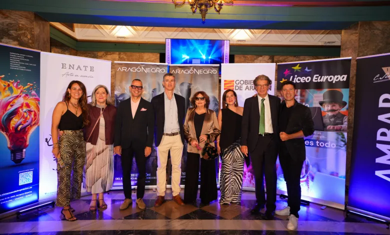 Eight Adults in Formal Attire Pose for a Group Photo at a Bannered Event Backdrop Zaragozala | Agenda Cultural Ocio Y Planes En Zaragoza Zaragozala Qué Hacer En Zaragoza