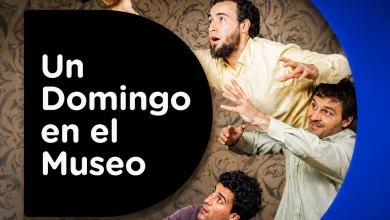 Three Men Reach Toward the Camera Around a Large Black Speech Bubble That Reads un Domingo En El Museo Against a Patterned Wall with a Blue Arc Frame Behind Them Resembling an Advertisement Piece Zaragozala | Agenda Cultural Ocio Y Planes En Zaragoza Zaragozala   Qué Hacer En Zaragoza