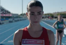Female Athlete at Starting Line on a Blue Track Focused Wearing a Red Racing Singlet with a Zaragoza 2025 Bib Number Zaragozala | Agenda Cultural Ocio Y Planes En Zaragoza Zaragozala   Qué Hacer En Zaragoza