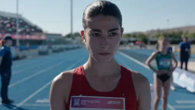Female Athlete at Starting Line on a Blue Track Focused Wearing a Red Racing Singlet with a Zaragoza 2025 Bib Number Zaragozala | Agenda Cultural Ocio Y Planes En Zaragoza Zaragozala   Qué Hacer En Zaragoza