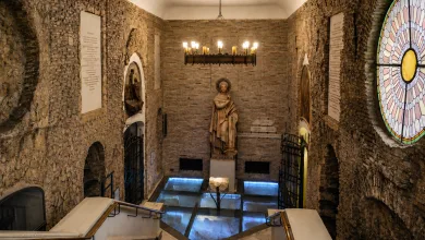 Interior of a Stone walled Chapel with a Central Saint Statue a Hanging Chandelier and a Glass floor Water Feature Cripta De Santa Engracia Historia Y Visita En Zaragoza Zaragozala   Qué Hacer En Zaragoza
