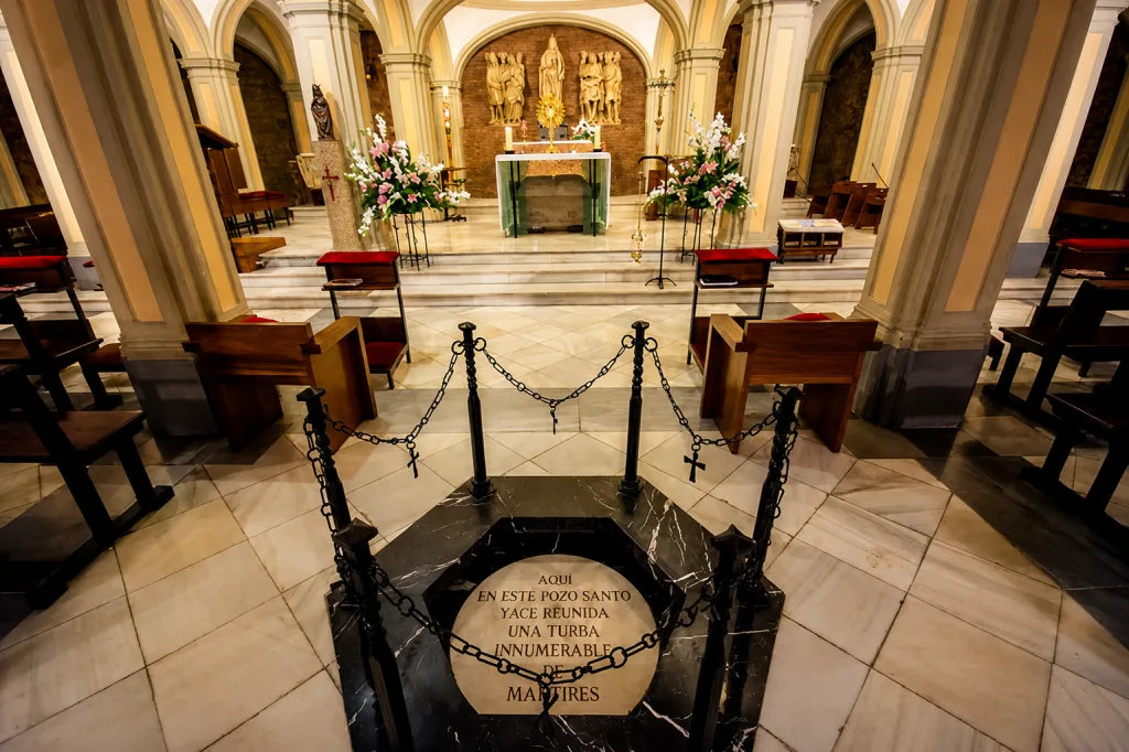 Interior of a Church with an Ornate Altar Flowers and a Circular Marble Plaque Surrounded by a Chain Barrier in the Foreground Cripta De Santa Engracia Historia Y Visita En Zaragoza Zaragozala   Qué Hacer En Zaragoza