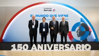 Four Men in Business Suits Pose in Front of a Curved Blue red Backdrop with el Mundo Que Viene and 150 Aniversario Text at a Fundación Ibercaja Event Primera Jornada De El Mundo Que Viene En Zaragoza Zaragozala Qué Hacer En Zaragoza