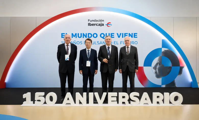 Four Men in Business Suits Pose in Front of a Curved Blue red Backdrop with el Mundo Que Viene and 150 Aniversario Text at a Fundación Ibercaja Event Primera Jornada De El Mundo Que Viene En Zaragoza Zaragozala Qué Hacer En Zaragoza