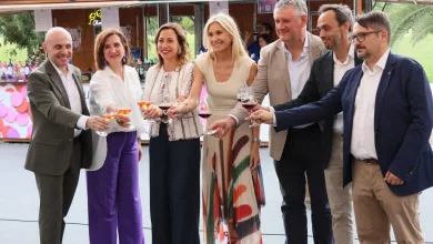 Group of Eight Adults Raising Wine Glasses in a Celebratory Toast at an Outdoor Event Smiling at Camera Comienza La Feria Internacional De La Garnacha En Zaragoza Cuatro Días De Vino Gastronomía Y Música En Macanaz Zaragozala   Qué Hacer En Zaragoza
